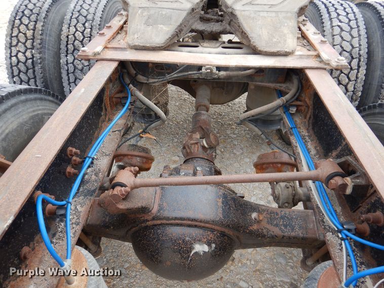 image for item KW9688 2004 Freightliner Columbia  semi truck