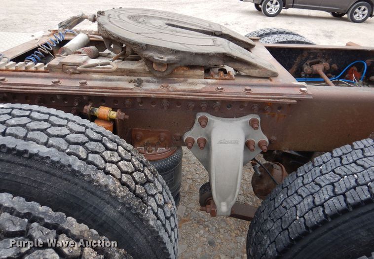 image for item KW9688 2004 Freightliner Columbia  semi truck