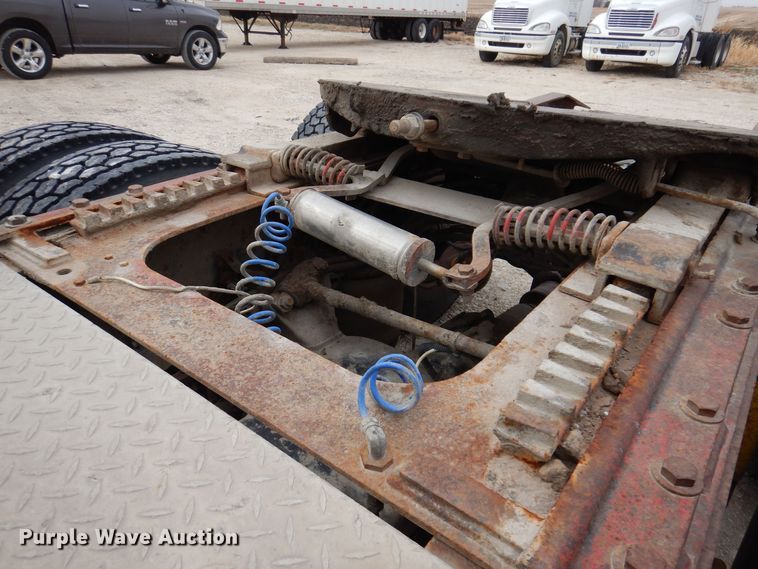 image for item KW9688 2004 Freightliner Columbia  semi truck