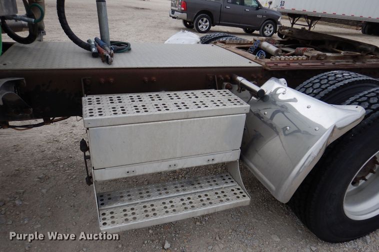 image for item KW9688 2004 Freightliner Columbia  semi truck