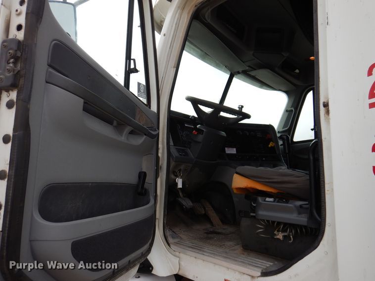 image for item KW9688 2004 Freightliner Columbia  semi truck