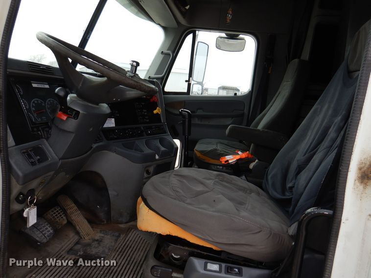 image for item KW9688 2004 Freightliner Columbia  semi truck