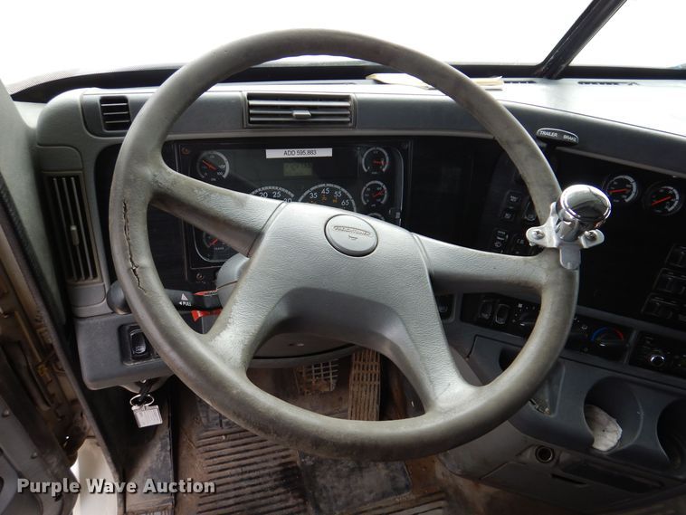 image for item KW9688 2004 Freightliner Columbia  semi truck