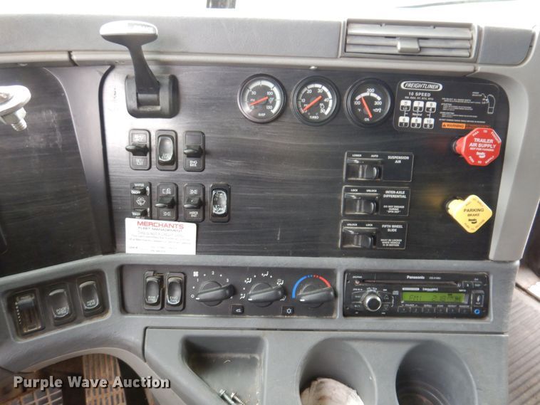 image for item KW9688 2004 Freightliner Columbia  semi truck