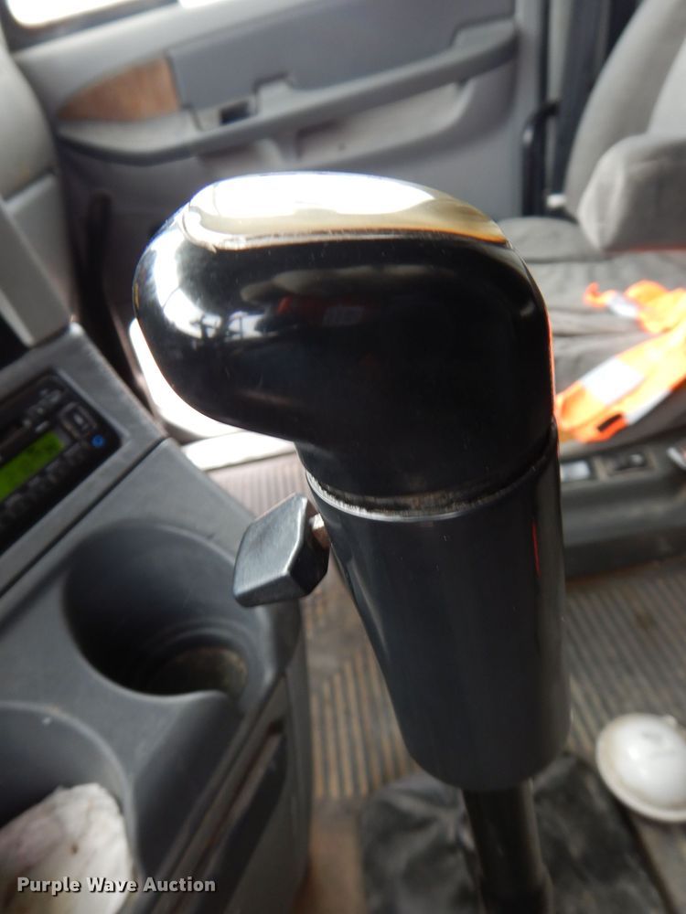 image for item KW9688 2004 Freightliner Columbia  semi truck