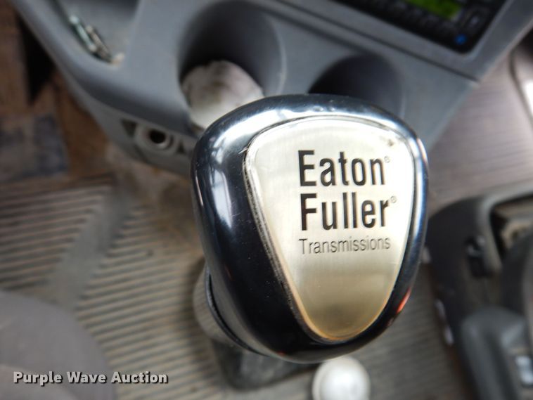 image for item KW9688 2004 Freightliner Columbia  semi truck