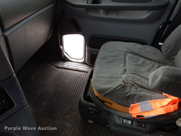 image for item KW9688 2004 Freightliner Columbia  semi truck