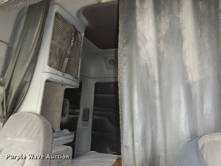 image for item KW9688 2004 Freightliner Columbia  semi truck