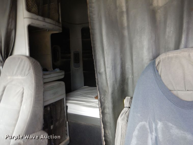 image for item KW9688 2004 Freightliner Columbia  semi truck