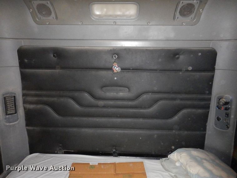 image for item KW9688 2004 Freightliner Columbia  semi truck