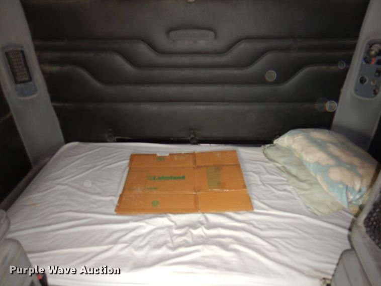 image for item KW9688 2004 Freightliner Columbia  semi truck