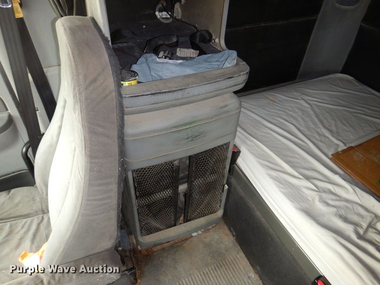 image for item KW9688 2004 Freightliner Columbia  semi truck