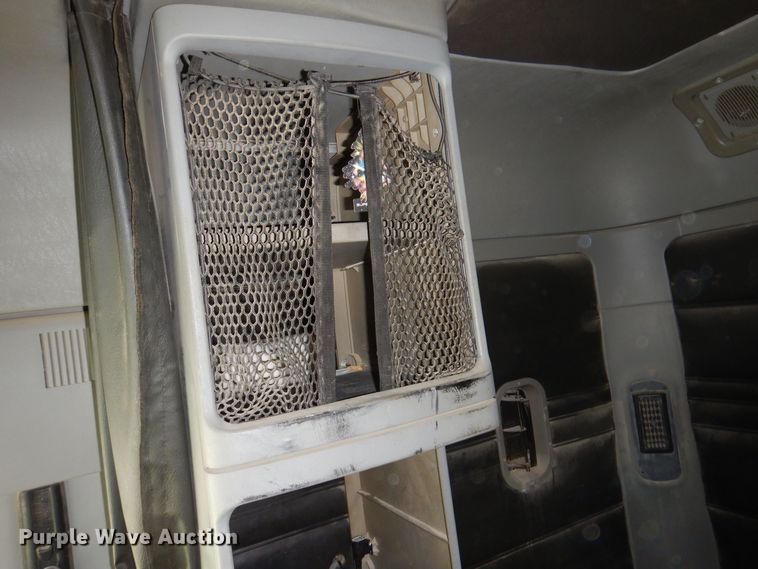 image for item KW9688 2004 Freightliner Columbia  semi truck