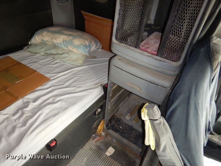 image for item KW9688 2004 Freightliner Columbia  semi truck