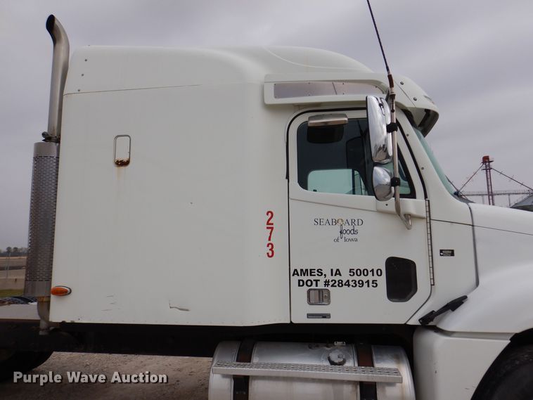 image for item KW9688 2004 Freightliner Columbia  semi truck