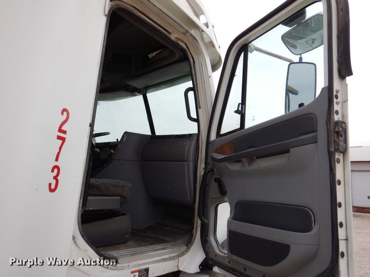 image for item KW9688 2004 Freightliner Columbia  semi truck