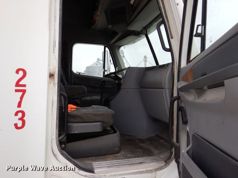 image for item KW9688 2004 Freightliner Columbia  semi truck