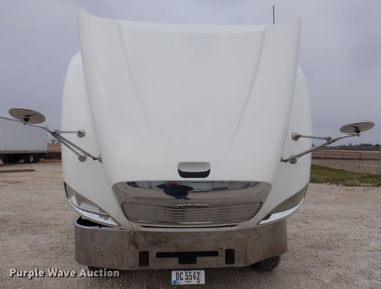 image for item KW9688 2004 Freightliner Columbia  semi truck