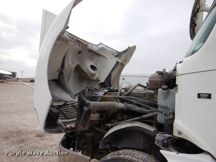 image for item KW9688 2004 Freightliner Columbia  semi truck