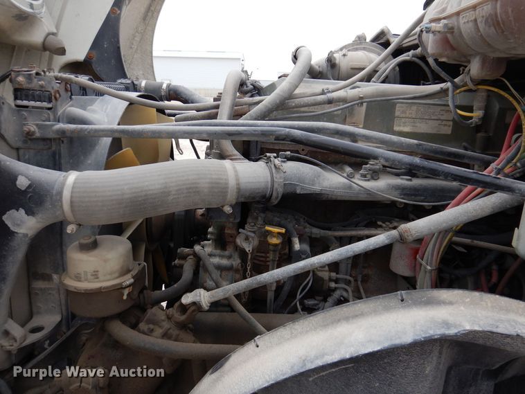 image for item KW9688 2004 Freightliner Columbia  semi truck