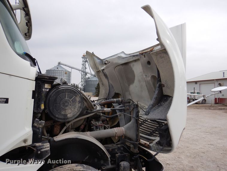 image for item KW9688 2004 Freightliner Columbia  semi truck