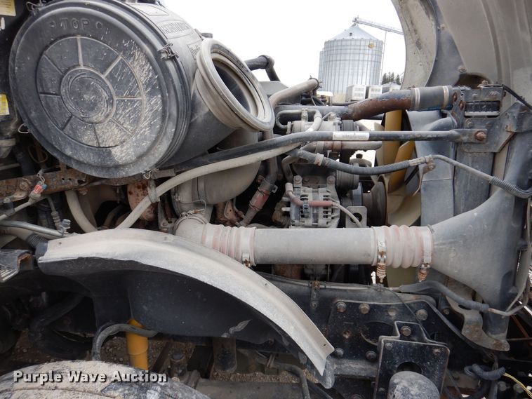 image for item KW9688 2004 Freightliner Columbia  semi truck