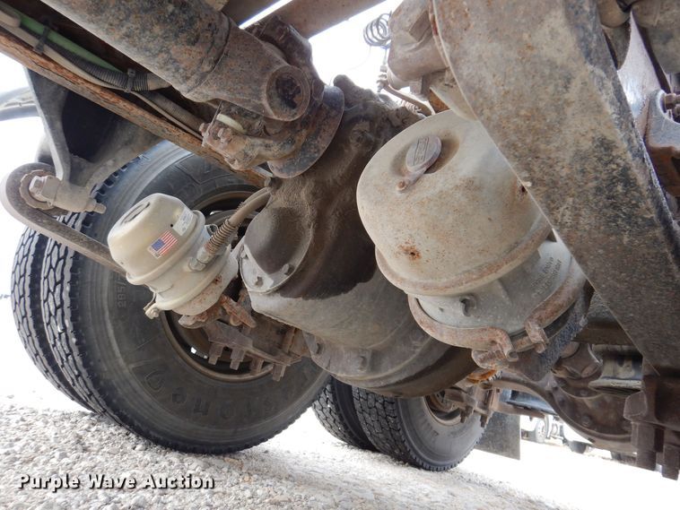 image for item KW9688 2004 Freightliner Columbia  semi truck