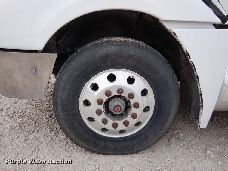 image for item KW9688 2004 Freightliner Columbia  semi truck