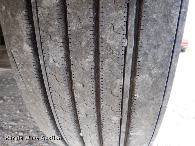 image for item KW9688 2004 Freightliner Columbia  semi truck