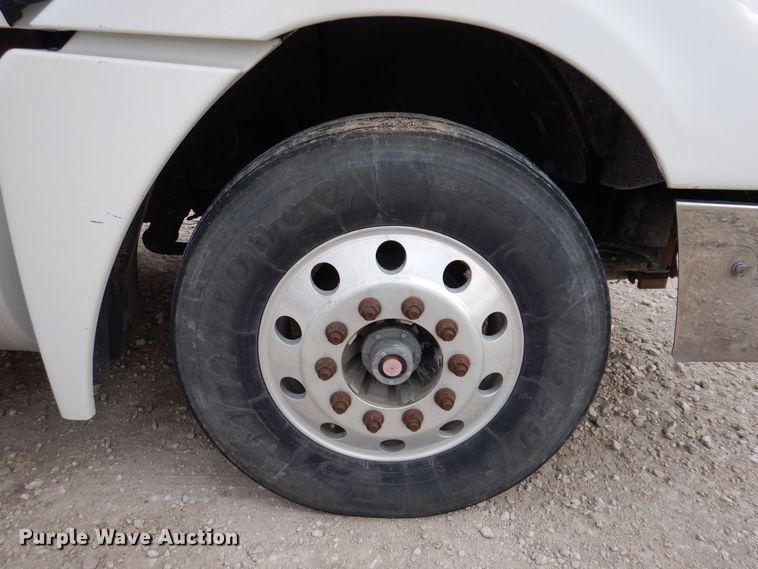 image for item KW9688 2004 Freightliner Columbia  semi truck