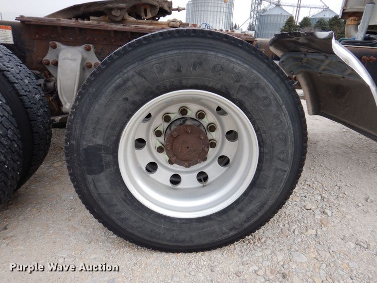 image for item KW9688 2004 Freightliner Columbia  semi truck