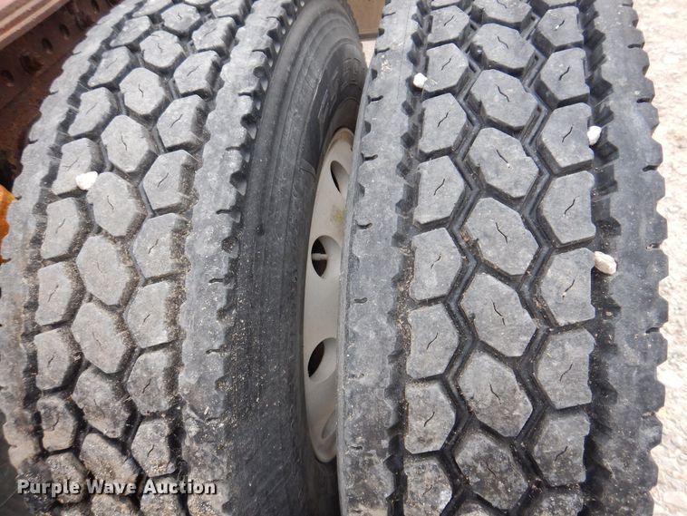 image for item KW9688 2004 Freightliner Columbia  semi truck