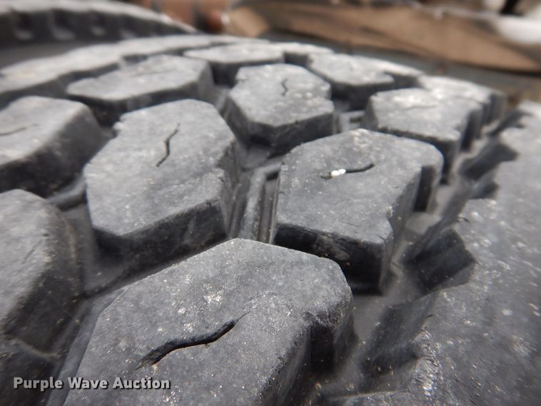 image for item KW9688 2004 Freightliner Columbia  semi truck