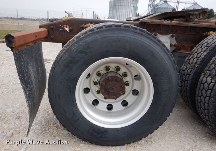 image for item KW9688 2004 Freightliner Columbia  semi truck