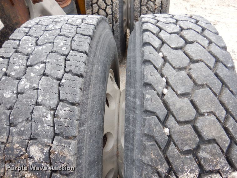 image for item KW9688 2004 Freightliner Columbia  semi truck