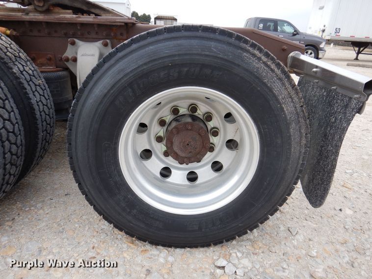 image for item KW9688 2004 Freightliner Columbia  semi truck