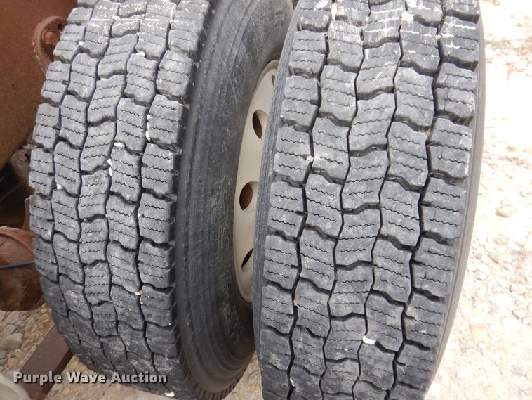 image for item KW9688 2004 Freightliner Columbia  semi truck