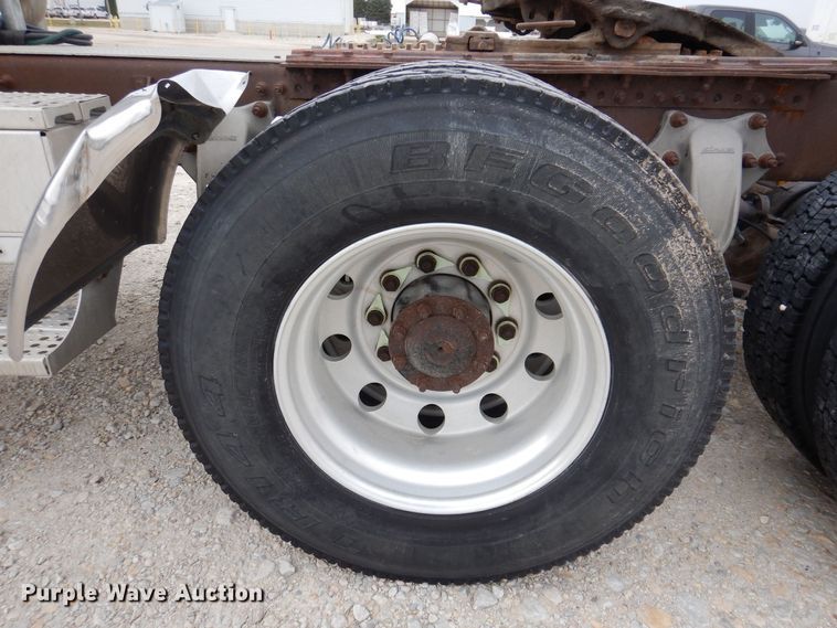 image for item KW9688 2004 Freightliner Columbia  semi truck