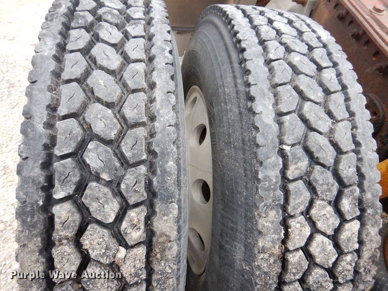 image for item KW9688 2004 Freightliner Columbia  semi truck