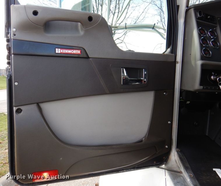 image for item KW9768 2014 Kenworth T370  truck cab and chassis