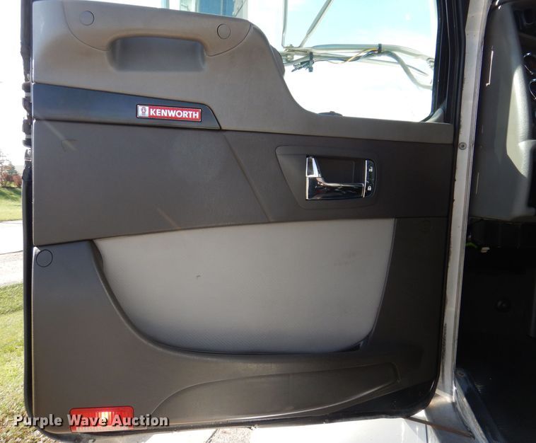 image for item KW9769 2014 Kenworth T370  truck cab and chassis