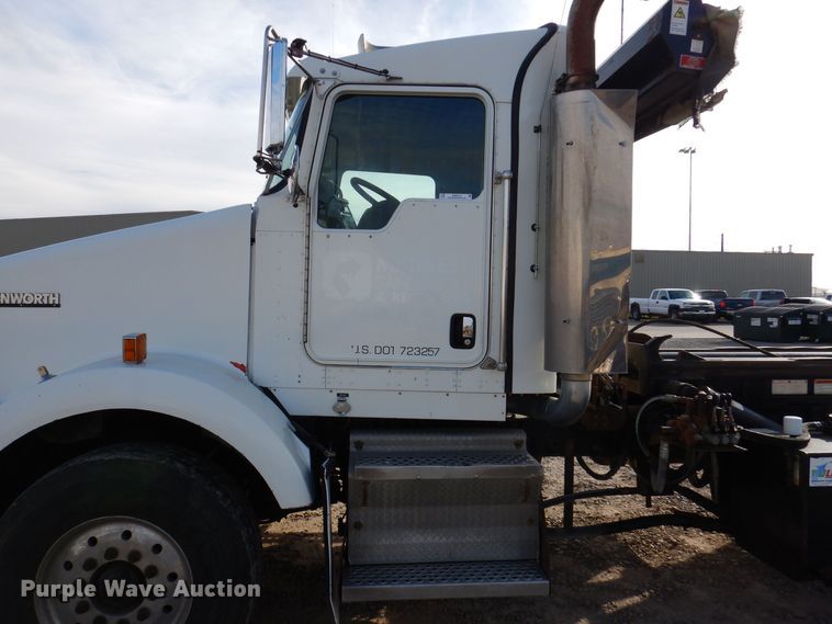 image for item KW9772 2006 Kenworth T800  roll-off container truck