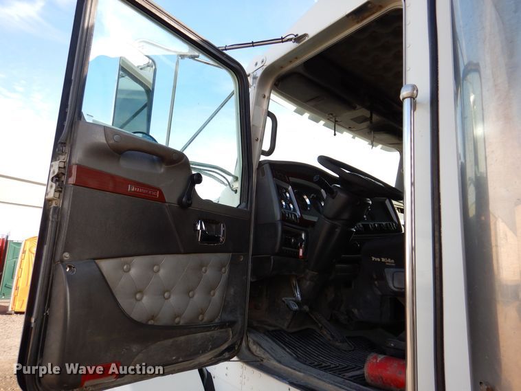 image for item KW9772 2006 Kenworth T800  roll-off container truck