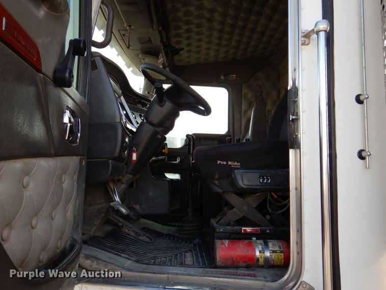 image for item KW9772 2006 Kenworth T800  roll-off container truck