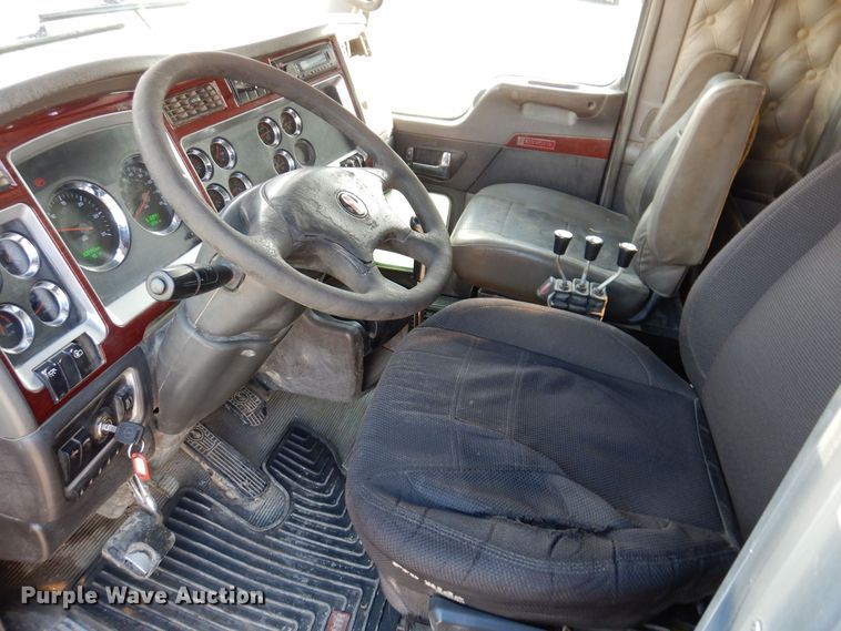 image for item KW9772 2006 Kenworth T800  roll-off container truck