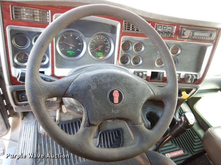 image for item KW9772 2006 Kenworth T800  roll-off container truck