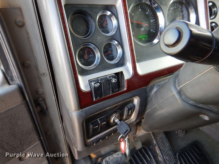 image for item KW9772 2006 Kenworth T800  roll-off container truck