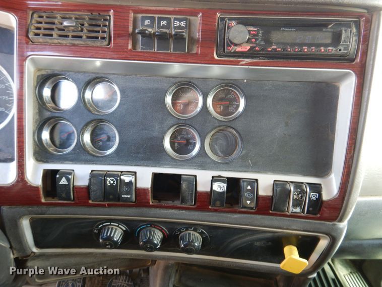 image for item KW9772 2006 Kenworth T800  roll-off container truck