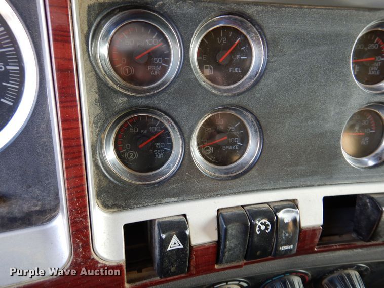 image for item KW9772 2006 Kenworth T800  roll-off container truck