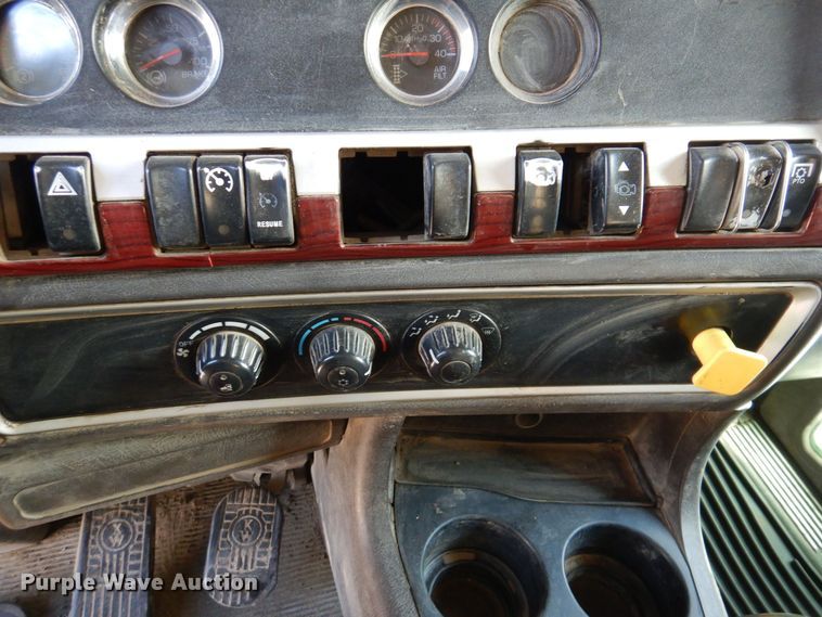 image for item KW9772 2006 Kenworth T800  roll-off container truck